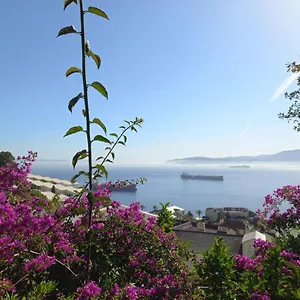 Apartahotel The Hub Studio With Balcony, Wi-fi & Gym, Gibraltar